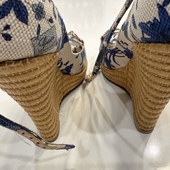 Gucci blue and cream colored platform heel with gold bar. - Picture 5 of 9